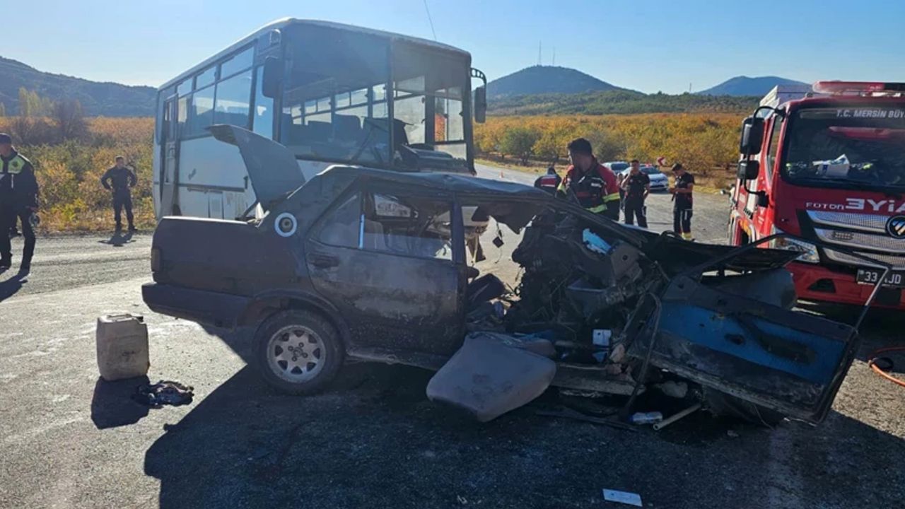 Mersin’de feci kaza: Otomobil ile midibüs çarpıştı, 3 kişi hayatını kaybetti