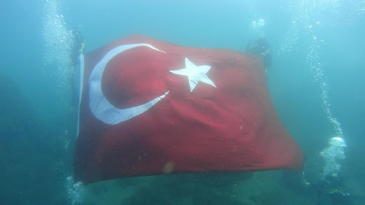 Cumhuriyet’in 102’nci yılını su altında bayrak açarak kutladılar