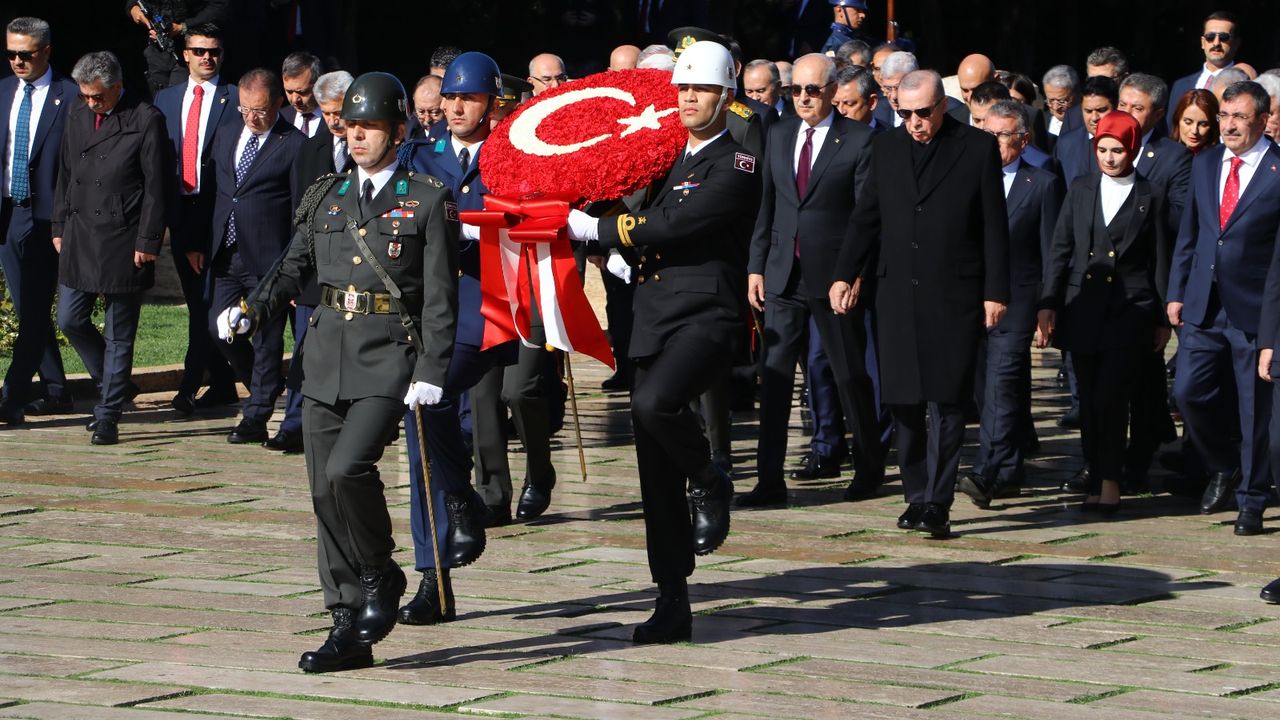 Cumhurbaşkanı Erdoğan ve devlet erkanı Anıtkabir'i ziyaret etti