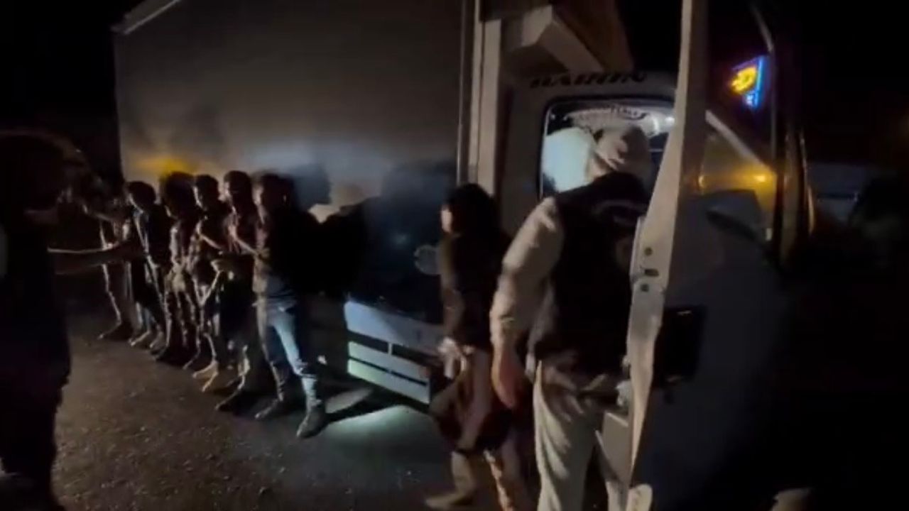 Durdurulan 2 araçtan 38 kaçak göçmen çıktı; 2 tutuklama