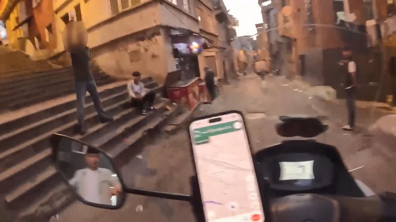 Beyoğlu'nda İspanyol Youtuber'i takip edip darbettiler