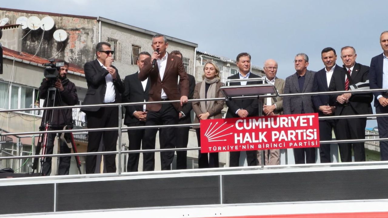 Özgür Özel Çağlayan'daki İstanbul Adalet Sarayı önünde konuşma yaptı