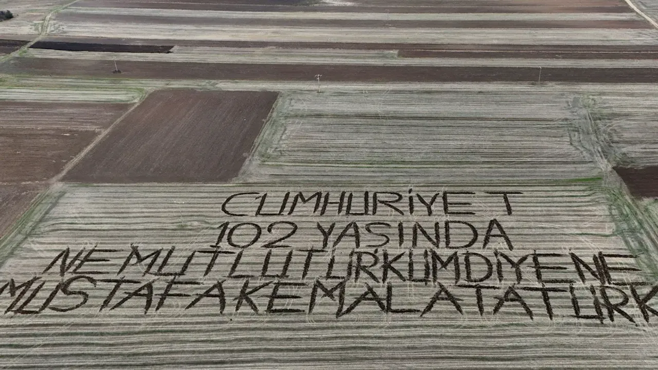 Cumhuriyet sevdasını pullukla tarlasına yazdı