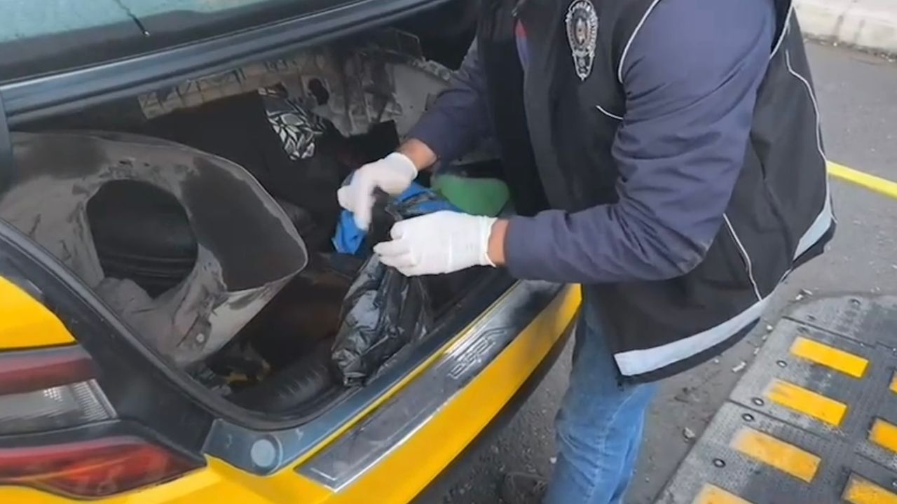 Sakarya'da taksinin yedek lastiğinde 1 kilo metamfetamin ele geçirildi
