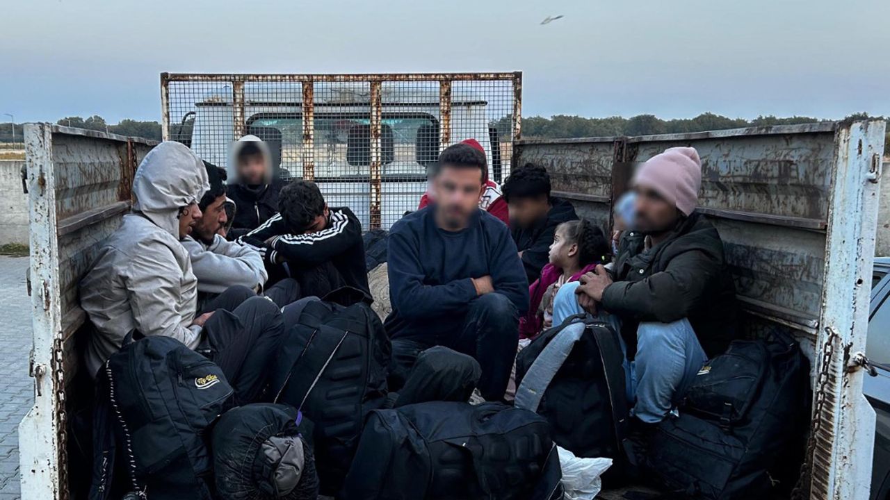 Kırklareli'de Polisin Kovaladığı Kamyonette 13 Kaçak Göçmen Yakalandı!