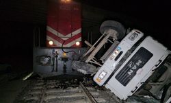 Edirne'de Yolcu Treni Kamyona Çarptı; Faciadan Dönüldü