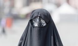 Ülke çapında tartışmaların ardından burka ve peçe yasağı resmiyete kavuşuyor.