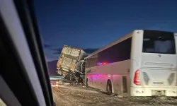 Afyonkarahisar'da Yolcu Otobüsü, Kamyon ve Otomobille Çarpıştı: 30 Yaralı