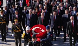 Devlet Erkanı Atatürk'ü Andı