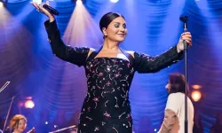 Melisa Ural, Annesi Sibel Can’ı Harbiye’de Yalnız Bırakmadı! Tarzı Sosyal Medyada Olay Oldu