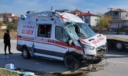 Hasta Taşıyan Ambulansla Otomobil Çarpıştı: 3'ü Sağlık Çalışanı, 7 Yaralı