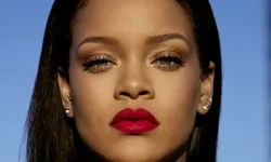 Rihanna’nın Çarpıcı Pozları Sosyal Medyada Olay Oldu!