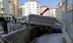 Buzda Kayan Kamyon, Derenin İstinat Duvarında Asılı Kaldı