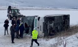 Kars'ta Yolcu Otobüsü, Şarampole Yuvarlandı: 23 Yaralı