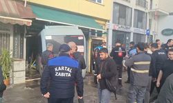 İstanbul Kartal'da Minibüs Berber Dükkanına Girdi: 3 Yaralı