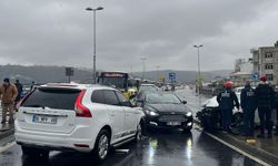 Sarıyer'de Ters Yöne Giren Ciple Otomobil Kafa Kafaya Çarpıştı: 2 Yaralı