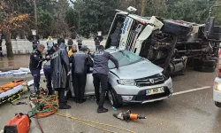 Sürücü Aracındayken Üzerine Kamyon Devrildi!