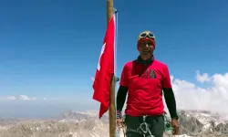 Yıpranan Türk Bayrağını Değiştirmek İçin Gittiği Dağda Kayboldu