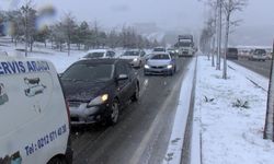 İstanbul'da Kar Yağışı Etkili Oldu: Onlarca Araç Yolda Kaldı!