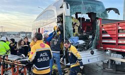 Antalya- İstanbul Seferini Yapan Yolcu Otobüsü TIR'a Çarptı: 14 Yaralı