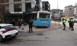 Halk Otobüsü Park Halindeki Araçlara Çarpıp, Kafeye Girdi; 4 Yaralı