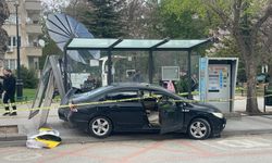 Gaziantep’te, Otomobil Otobüs Durağına Daldı: 5 Yaralı