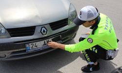 Plakasını Bantla Kapattı, Polise Yakalanınca; 'Cenazem Var' Dedi