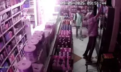 Market Sahibini Oyalayıp, İçki Çalan Hırsızlar Kamerada!