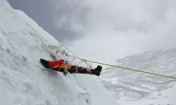 Everest'e Tırmanmaya Çalışan Dağcı Yorgun Düşüp Hayatını Kaybetti