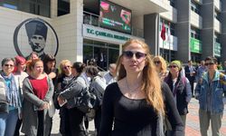 Hayvanseverler Belediye Önünde 'Ölü Köpek' İle Eylem Yaptı