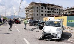 Beton Mikseri Çarptığı 8 Aracı Hurdaya Çevirdi