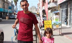 Görme Engelli Kağıt Toplayıcısı Babaya 6 Yaşındaki Kızı Yol Gösteriyor