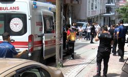 Küçükçekmece'de Apartmanın Önünde Bekleyenlere Ateş Açıp Kaçtılar