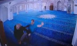 Maslak’ta Camide Telefonla Konuşan Kişiyi Darbetti