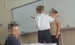 Öğretmenin Tahtaya Kaldırdığı Öğrencisine Fiziksel ve Şözlü Şiddet Kamerada