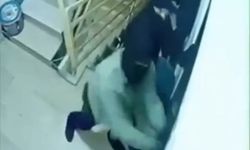 Kar Maskeli 4 Şüpheli, Husumetlilerinin Kapısını Parçalayıp Kaçtı