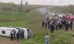 Kayseri'de Öğrencileri Taşıyan Minibüs Devrildi; 16 Yaralı