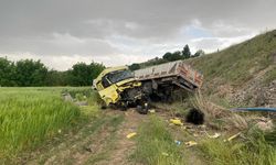 Lastiği Patlayan Tır, 15 Metreden Tarlaya Uçtu; 1’i Ağır, 3 Yaralı