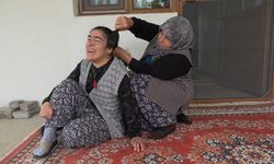 Ömrünü Zihinsel Engelli Kızına Adadı