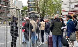 Taksim'e Çıkan Yollar Kapatıldı; Turistler Araç Bulamadı