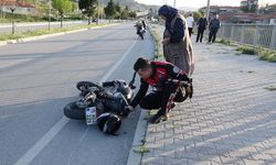 Trafik Levhasına Çarpan Motosikletteki Üniversite Öğrencisinin Bacağı Koptu!
