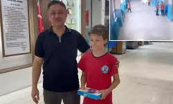 Okul Koridorundaki Çöpü Kutuya Atarken Görüntülenen Öğrenciye Tablet Hediyesi