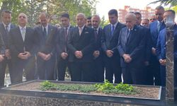 Bahçeli, Türkeş'in Mezarını Ziyaret Etti