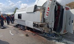 Cenazeden Dönenleri Taşıyan Midibüs Yan Yattı; 2 Ölü, 27 Yaralı