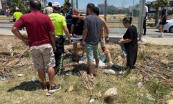 İzmir'de Motosiklet, Otobüs Durağına Çarptı: 2 Yaralı
