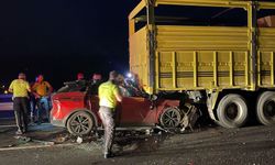 Sakarya'da, Kamyonun Altına Giren Otomobilin Sürücüsü Öldü