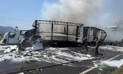 Sakarya'da Karşı Şeride Geçen TIR, İki TIR'a Çarptı: 1 Ölü, 2 Yaralı