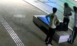Antalya'da Bankta Oturan Kişiyi Dövüp, Gasbetti!