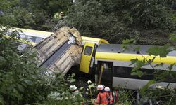 Almanya'da Yolcu Treni Raydan Çıktı: 3 Ölü, 41 Yaralı