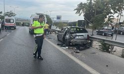 Emniyet Şeridinde Duran Otomobile Motosiklet Çarptı; 2 Yaralı